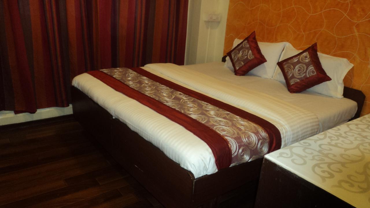 Benazeer Hotel Mumbai Exterior photo