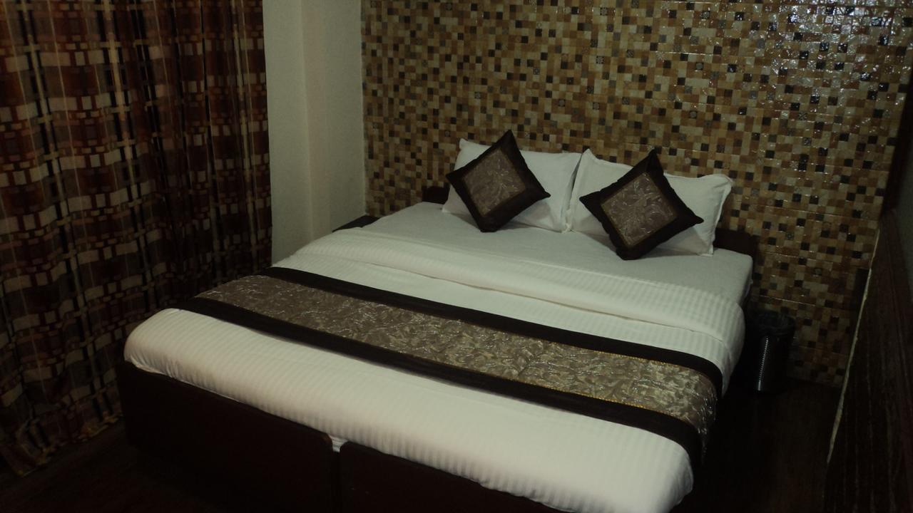 Benazeer Hotel Mumbai Exterior photo